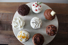 Load image into Gallery viewer, Vanilla Cupcakes - 12 units
